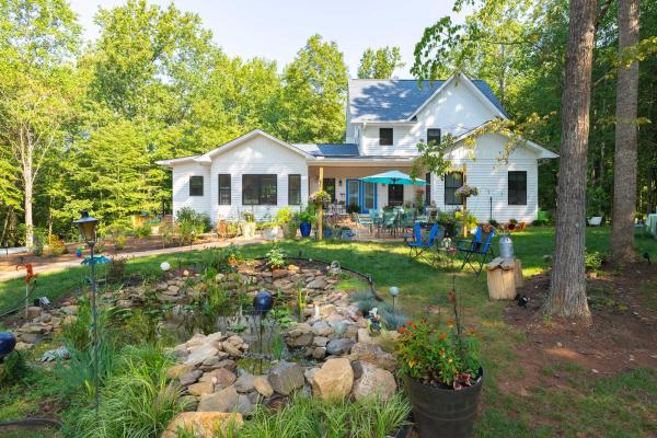 Serene Wooded Retreat W/ Patios In Charlottesville - Charlottesville, VA