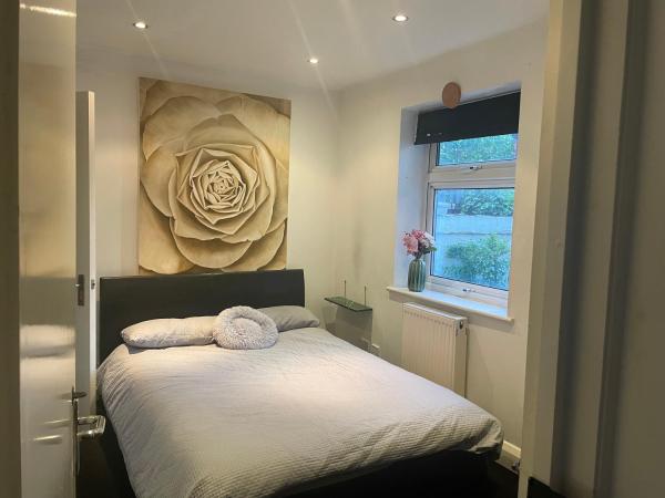 Room and private bathroom in the Whitehouse, London