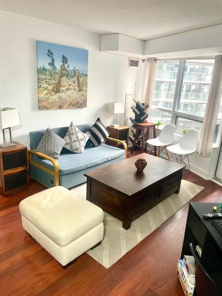 Na fotografii je vidět objekt Core Downtown Toronto-8 Sleeper-4 Beds-2 Bathrooms-Washrooms-Free Parking-CN Tower-Ripleys Museum-Blue Jays Stadium In front-Indoor Gym-Swimming Pool-Jacuzzi Sauna-Filter Drinking Water-WiFi nacházející se ve městě Toronto.