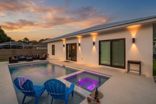 Spacious Home Private Pool Patio & Bbq - Vero Beach, FL