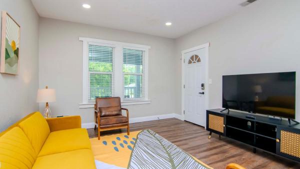 Second Floor Stay With Balcony Access - Tampa, FL