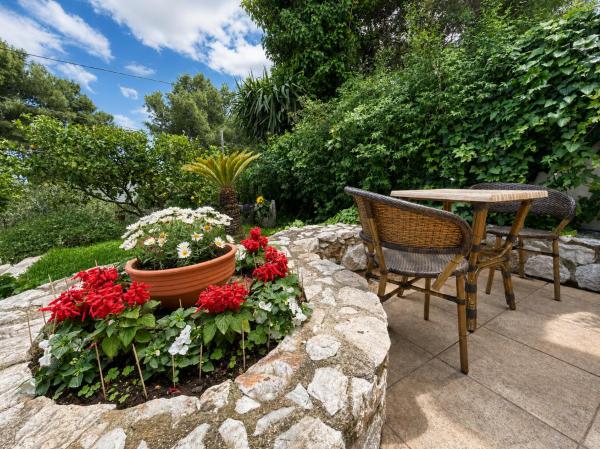 Perivolakia Garden View - Rafina Stay Near Airport - Cicladi