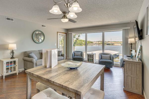 A la foto es mostra l'objecte Lakefront Osage Beach Condo w/ Balcony & Pool situat a la ciutat de Osage Beach.