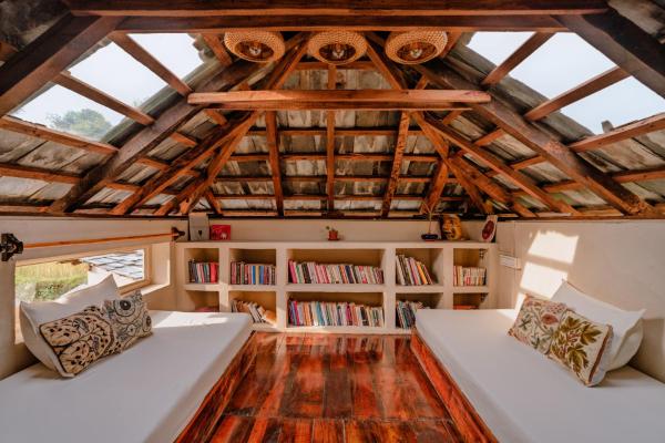 The Attic Library By Avvas Stays - Himachal Pradesh
