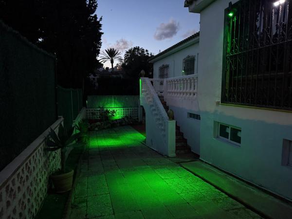 Na zdjęciu widoczny jest obiekt Hostal Apartamentos Playa del Palo położony w mieście Malaga.