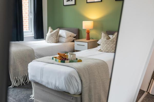 Cheadle L 2-bed Flat L Near Airport & Christie - Ashton Town Hall