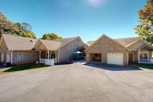 Lakeshore Glenn - Spacious Home W/shared Pool, Tennis & Basketball Courts - 스미스 마운틴 호