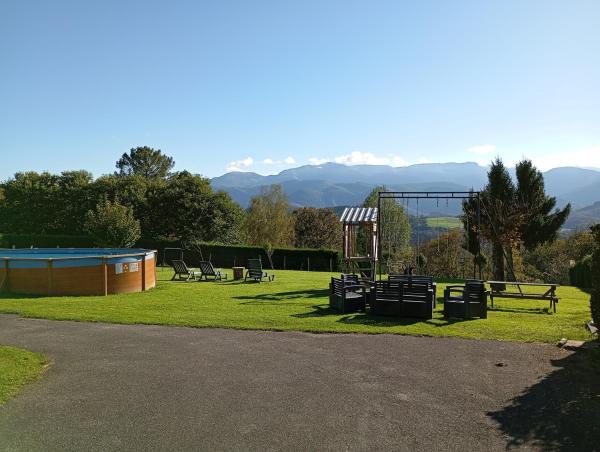 A la foto es mostra l'objecte Gîte ETH ARREYEN avec piscine privée et magnifique vue sur Pyrénées situat a la ciutat de Benqué.