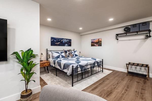King Bed Studio-downtown Getaway - Anchorage, AK