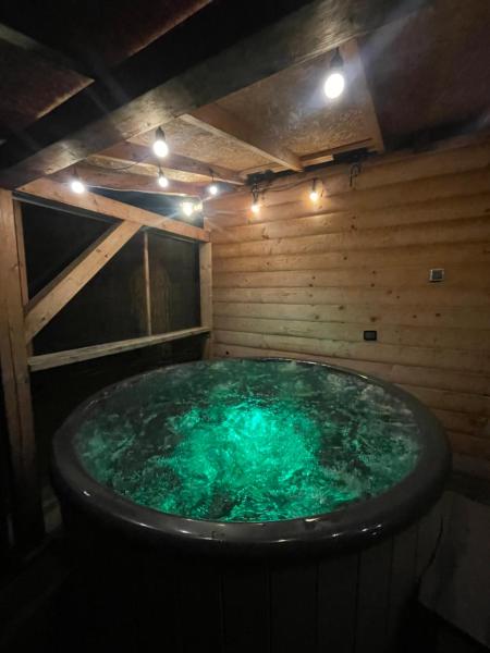 Auf dem Foto ist das Objekt Apartament Słoneczna Dolina Magurki bania jacuzzi balia ogrodowa Szczyrk in der Stadt Wilkowice zu sehen.