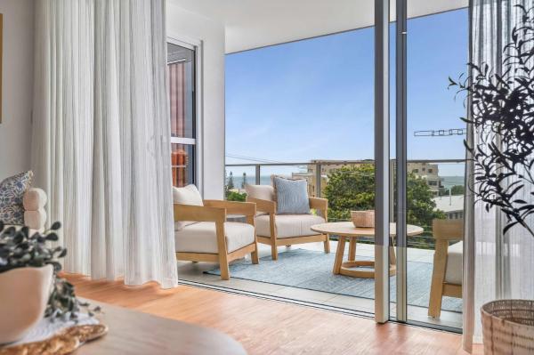 Beachside Bliss - Sea Views & 300m To Kings Beach - Caloundra