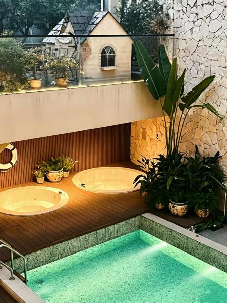 A la foto es mostra l'objecte Spanish Garden Hot Spring Villa situat a la ciutat de Longmen.