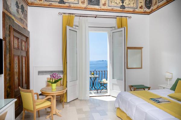 A la foto es mostra l'objecte Albergo California situat a la ciutat de Positano.