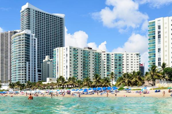 Prime Location Condo-walk To The Beach-pool - Hollywood, FL