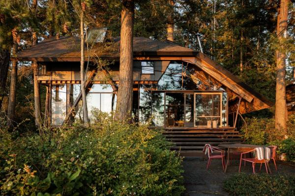 La Conner Glass Cabin By Boutique - La Conner, WA