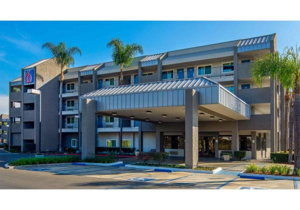 På bilden syns objektet Motel 6-Anaheim, CA - Maingate som ligger i staden Anaheim.