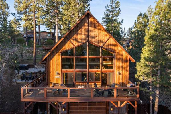 Temple In The Treetops, Hot Tub, Walk To Lake & Village, Game Room - Big Bear Lake, CA