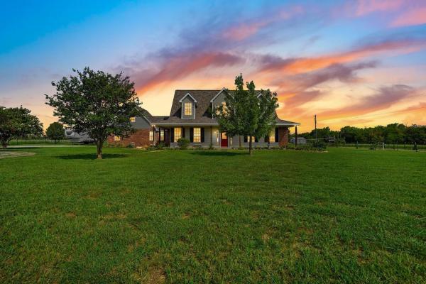 Large 5-bedroom Farmhouse With Barn In Waxahachie Perfect For Families And Groups - Waxahachie, TX