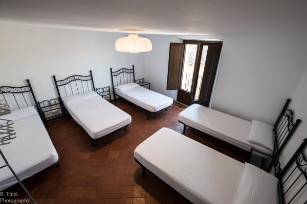Na zdjęciu widoczny jest obiekt Albergue Rosalia / Pilgrim Hostel położony w mieście Castrojeriz.
