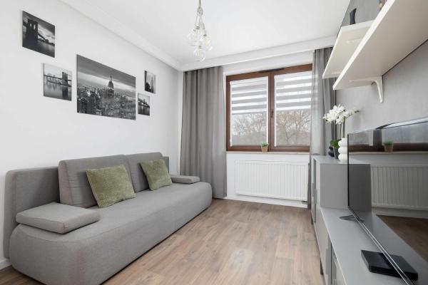 White And Grey Apartment In Cracow With Parking By Noclegi Renters - Kraków