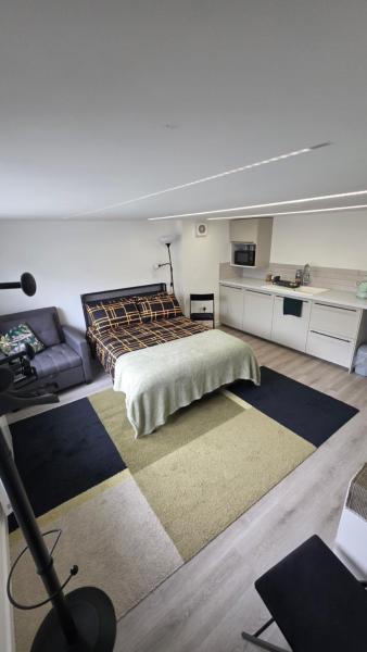 A la foto es mostra l'objecte Converted garage ensuite situat a la ciutat de Hambrook.