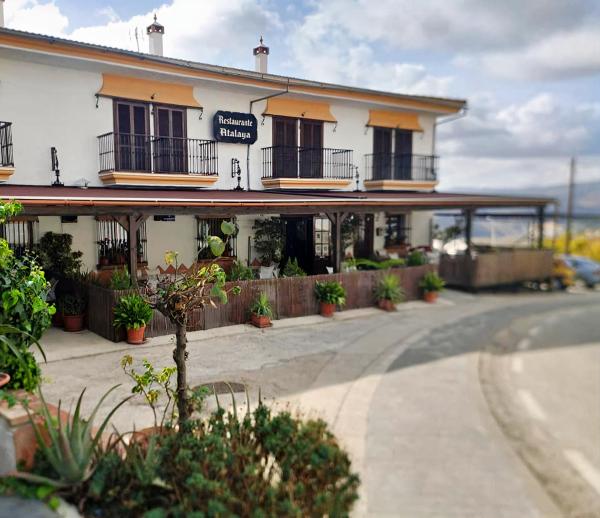 Na fotografii je vidět objekt Hotel Restaurante Atalaya nacházející se ve městě Comares.