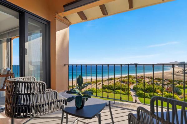 Casa Del Mar Elegant Two-story Oceanfront Escape - San José del Cabo