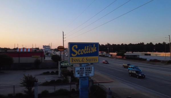 A la foto es mostra l'objecte Scottish Inn & Suites IAH West situat a la ciutat de Westfield.