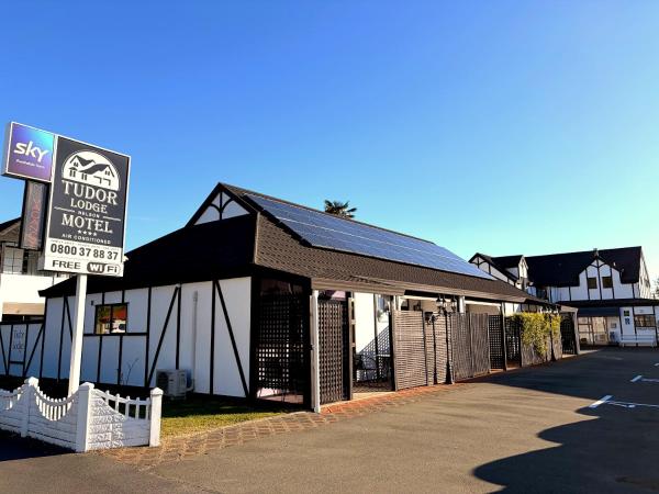 A la foto es mostra l'objecte Tudor Lodge Motel situat a la ciutat de Nelson.