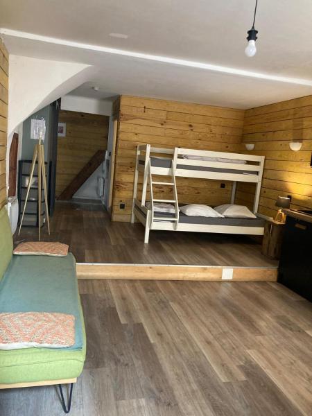 Na foto é possível ver o objeto Ambiance chalet T1 bis cosy pour 5 personnes avec patio à 25 mn des plages localizado na cidade de Tourbes.