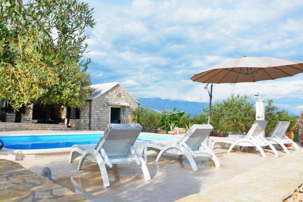 På billedet ses objektet Holiday Home Sweet Dreams beliggende i byen Pučišća.