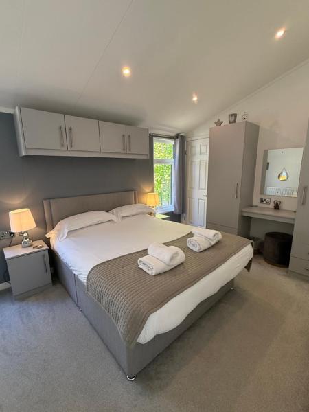Fox Lodge At Owlet Hideaway - With Hot Tub, Near York - Pocklington