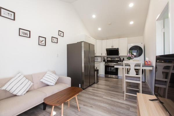1 Bedroom With King Bed Near Attractions - Orange County, CA