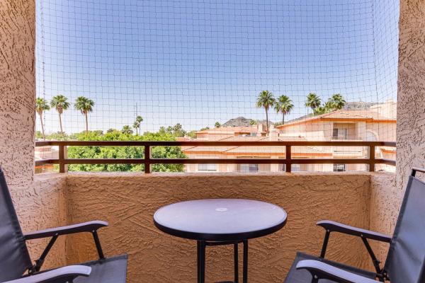Community Perks! Modern Phoenix Extended Getaway - Phoenix, AZ