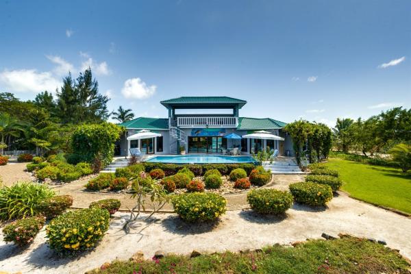Stunning 3BR Lagoon Home with Sunset Rooftop Deck, Placencia