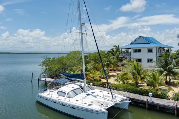 Exclusive 4BR Villa on Placencia Lagoon w Pool, Placencia