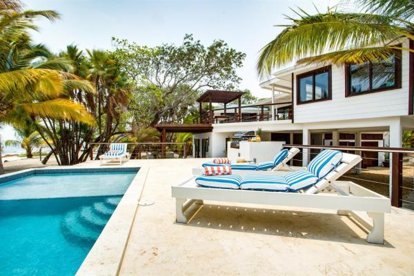 Picture-Perfect 2-Bedroom Oceanfront Home w Pool, Placencia