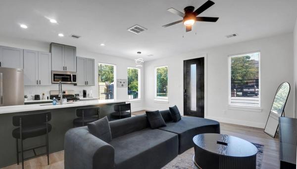 Brand New Luxe Townhome Near Iah & Downtown - Houston, TX