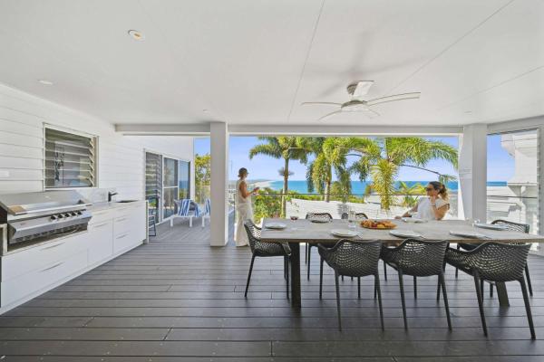 Luxury Coastal Retreat Ocean Views & 5 Minutes To The Beach - Coolum Beach