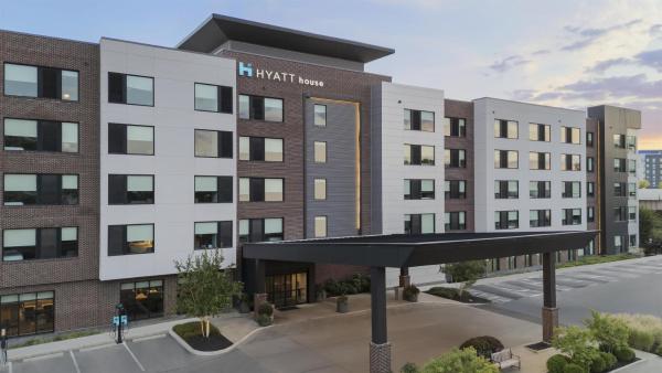 写真にはGrandview Heights市にあるHyatt House Columbus OSU Short Northが写っています。