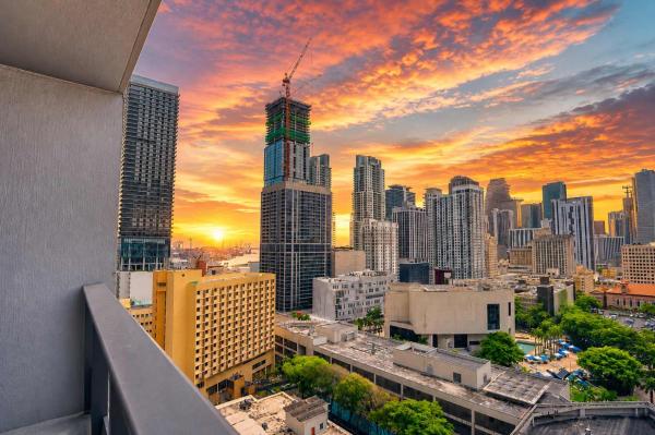Miami Studio Near Bayside With Rooftop Pool - Coral Gables, FL