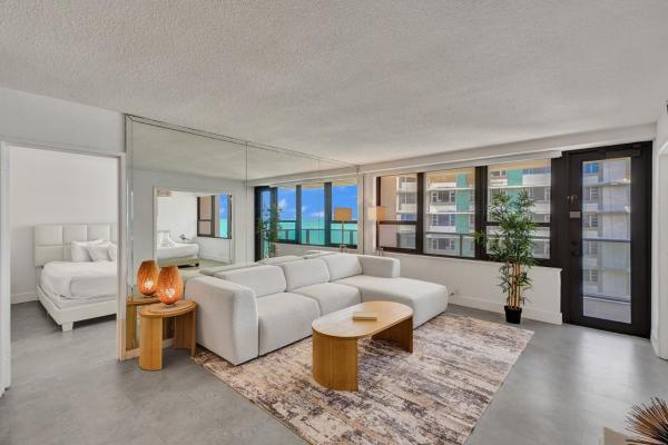 Cozy Beachfront Condo W Beach Service 1410 - Miami Beach, FL