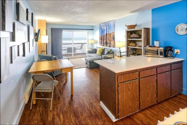 Lovely Oceanfront Condo -Top Floor - Pet Friendly - Lincoln City, OR