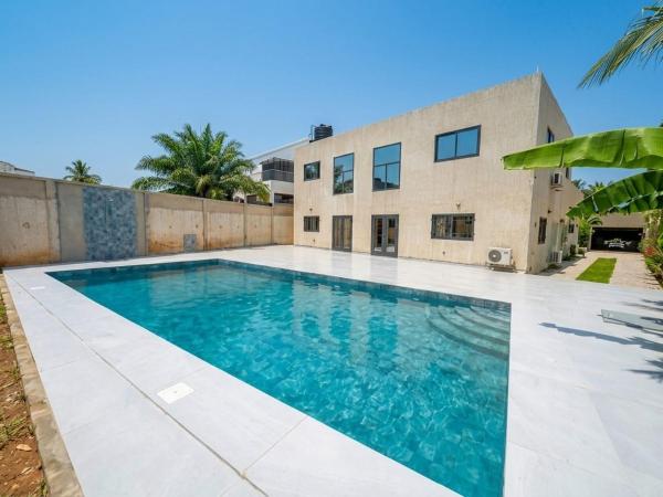 A la foto es mostra l'objecte Villa Lawsmat avec piscine privée et grand jardin situat a la ciutat de Djava.