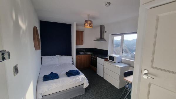 Kuva 1: Self-Contained Studio Private Bathroom Sleeps 2