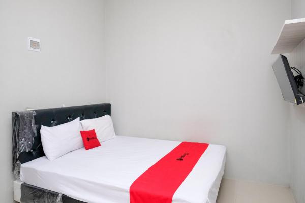 En la foto se muestra el objeto RedDoorz Syariah near Rumah Sakit Soewandhie ubicado en la ciudad de Gembong.