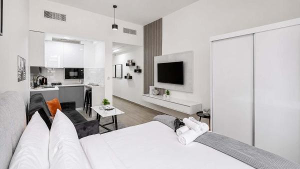 A la foto es mostra l'objecte Free housekeeping visits during your stay - StayShort - Chic Balcony Studio in the Heart of JVC situat a la ciutat de Dubai.