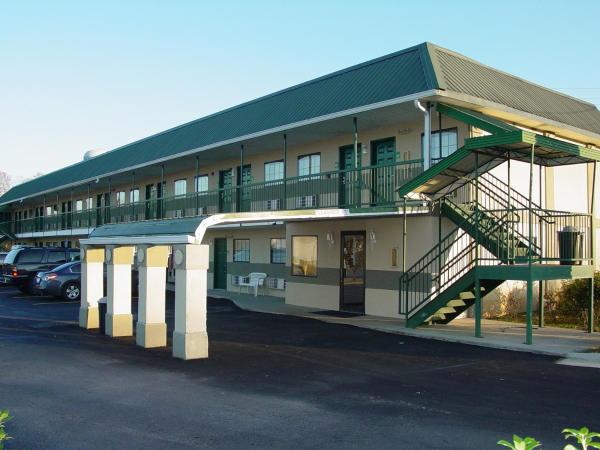 A la foto es mostra l'objecte Garden Inn & Suites situat a la ciutat de Cedartown.