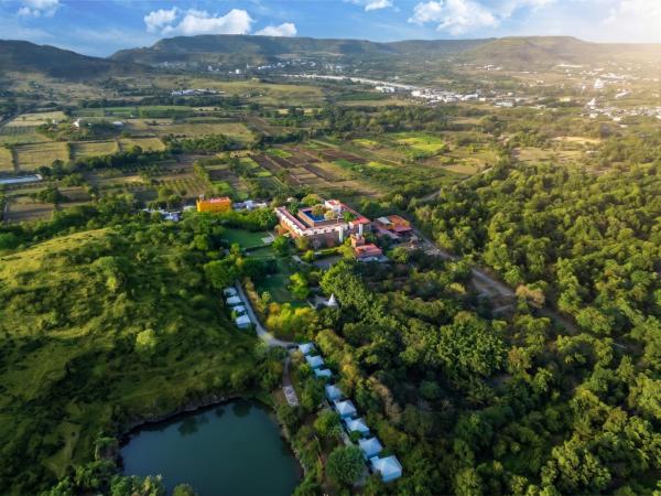 A la foto es mostra l'objecte Fort JadhavGADH -A GADH Heritage Hotel situat a la ciutat de Sāsvad.