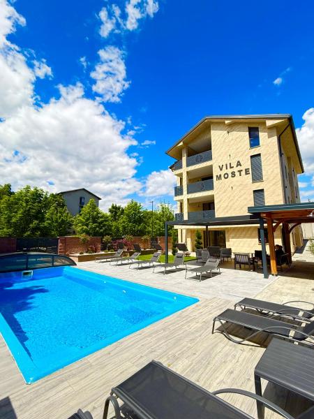 På billedet ses objektet Villa Moste Ljubljana - Modern apartments with Pool, EV station & free parking beliggende i byen Moste.